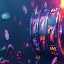 Pemain memegang smartphone dengan aplikasi kerbau28 terbuka, menampilkan meja roulette Spadegaming